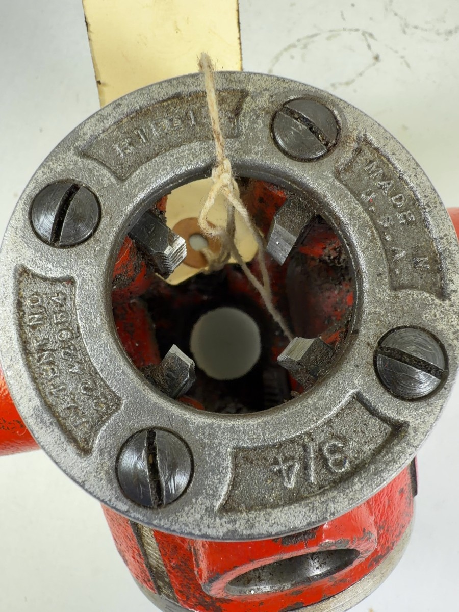 Ridgid Ratcheting Pipe Threader w/ 1/2" & 3/4" NPT Die Heads (SPG066537)