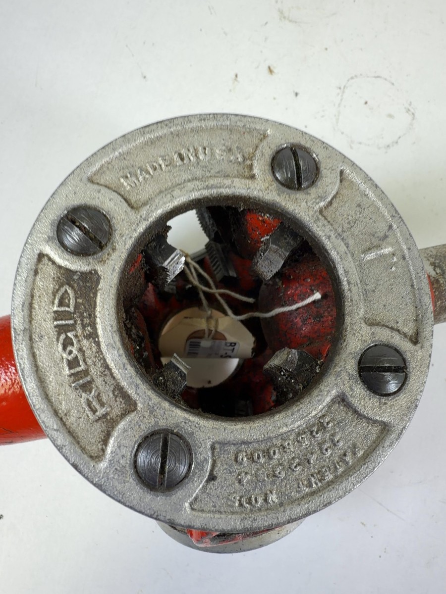 Ridgid Ratcheting Pipe Threader w/ 1/2" & 3/4" NPT Die Heads (SPG066537)