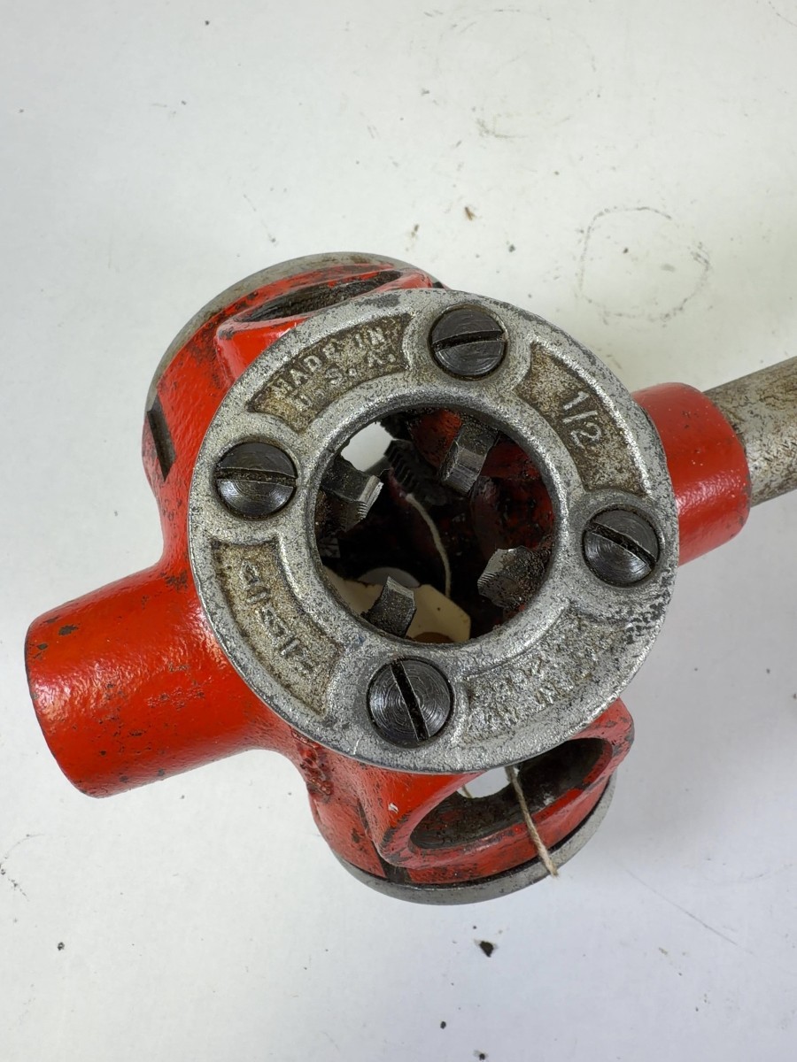 Ridgid Ratcheting Pipe Threader w/ 1/2" & 3/4" NPT Die Heads (SPG066537)
